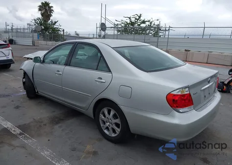 2005 Toyota Camry Xle z USA, uszkodzony, nr VIN 4T1BE30K55U401715